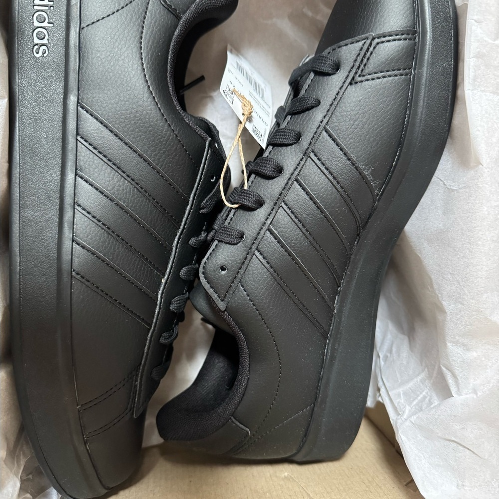 New with box Adidas grand court Men's all Black Sneakers size 10